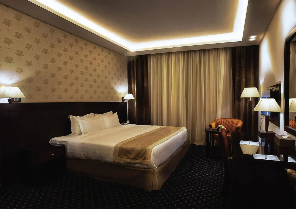 Seven Roses Hotel
